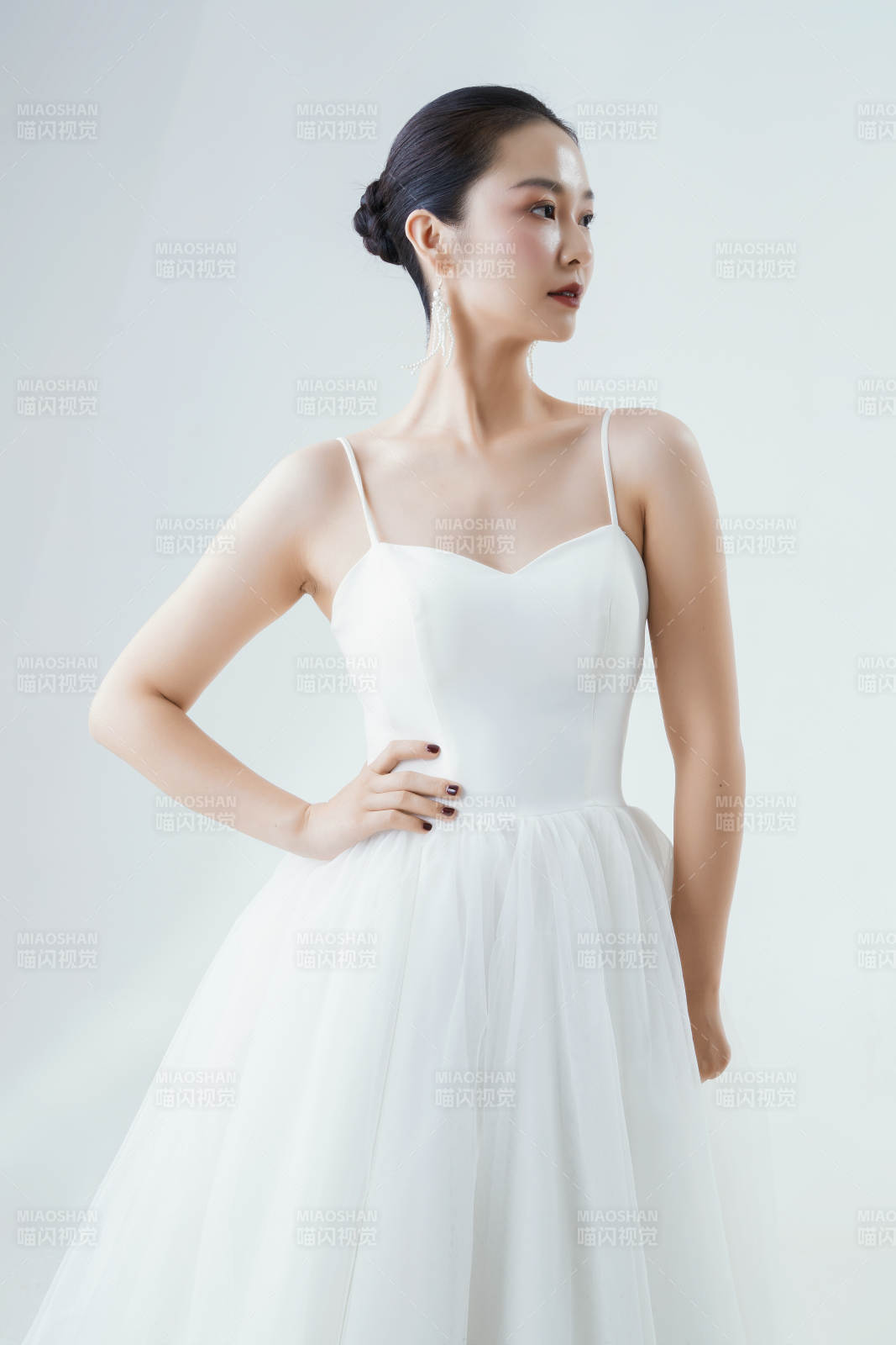 棚拍白色背景下的潔白婚紗新娘美妝