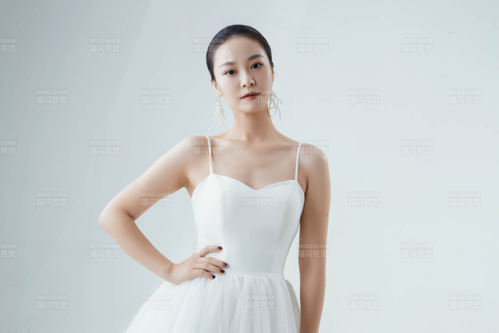 棚拍白色背景下的潔白婚紗新娘美妝