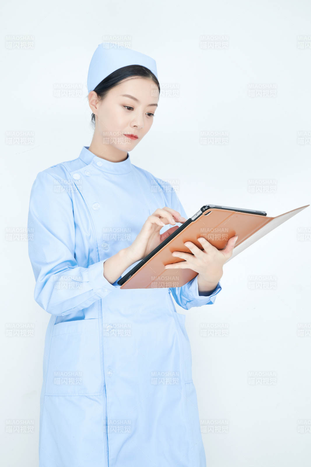 身穿護士服手拿醫用iPad的年輕護士