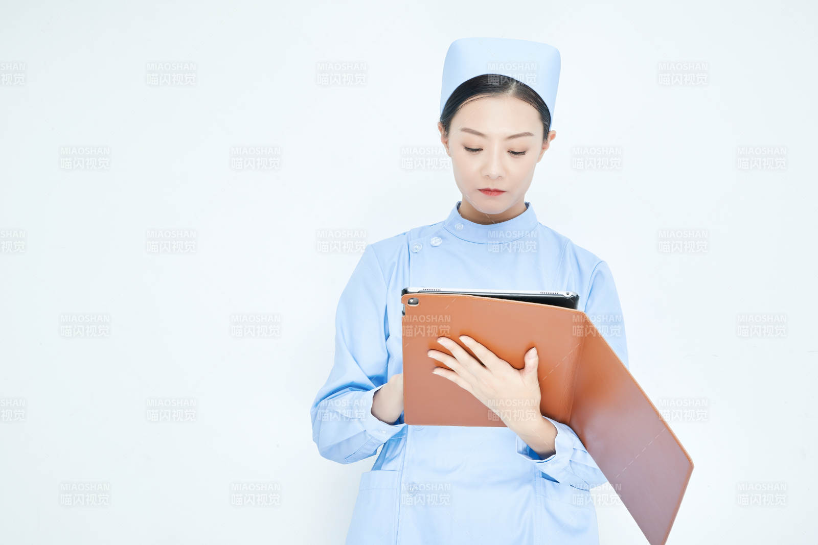 身穿護士服手拿醫用iPad的年輕護士