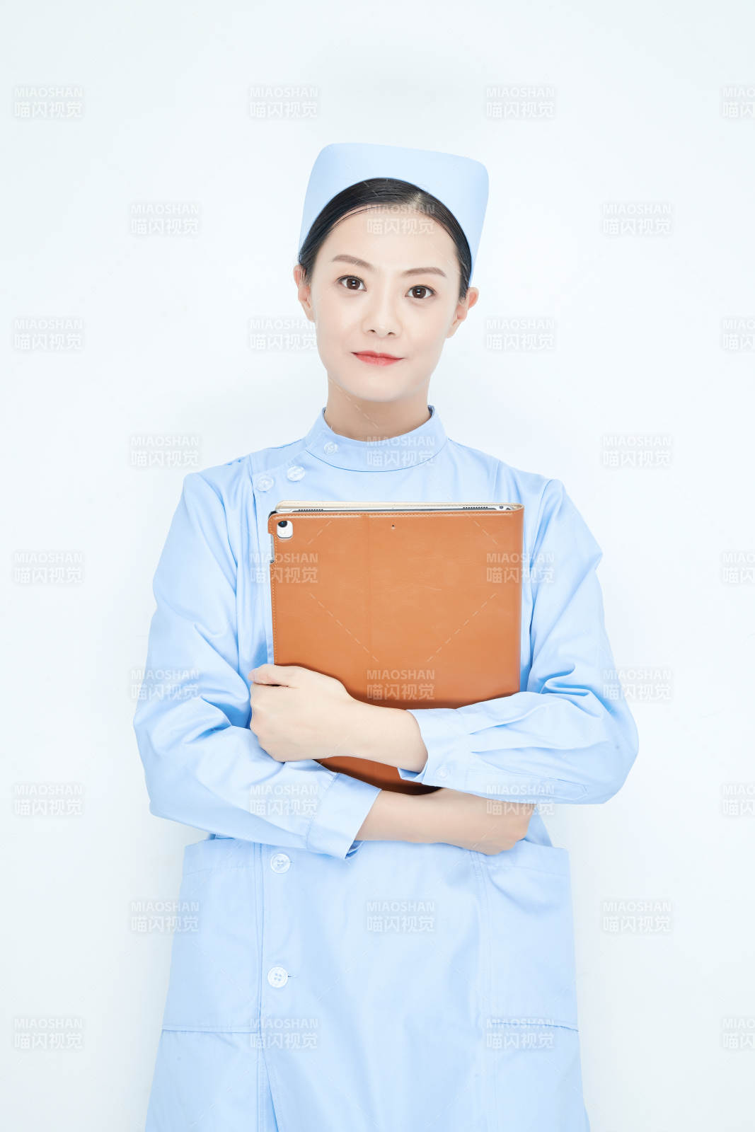 身穿護士服手拿醫用iPad的年輕護士