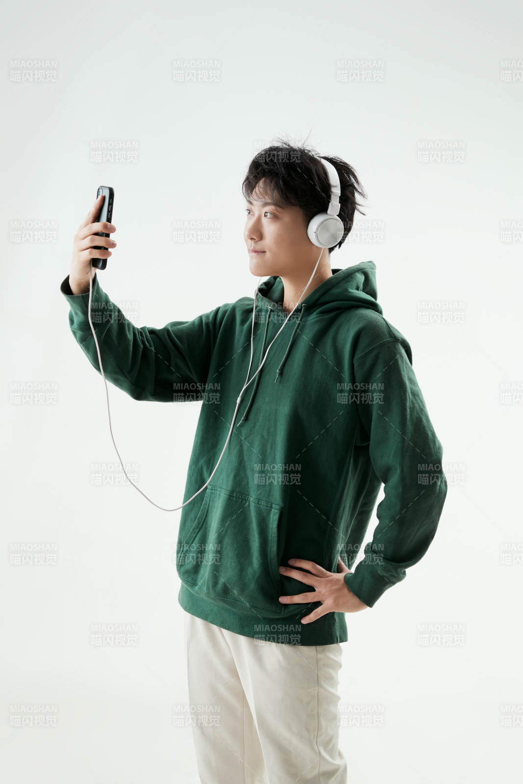 沉浸在網(wǎng)絡(luò)戀愛世界的青年男子