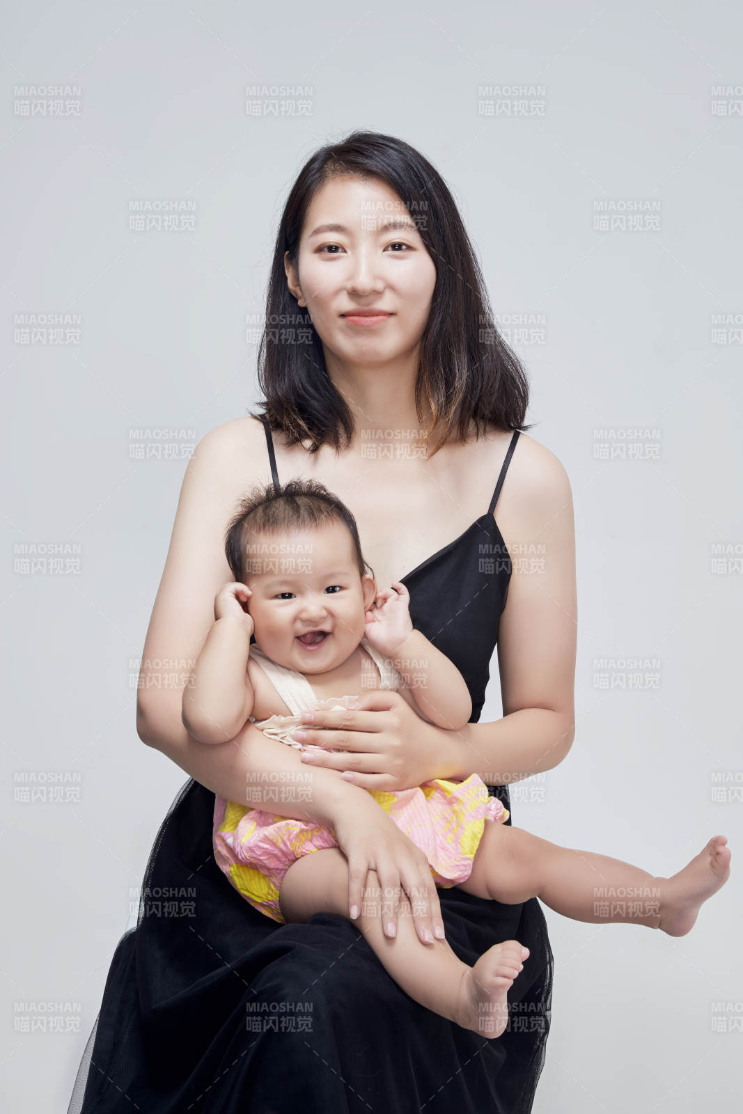 媽媽陪伴寶寶快樂的玩耍