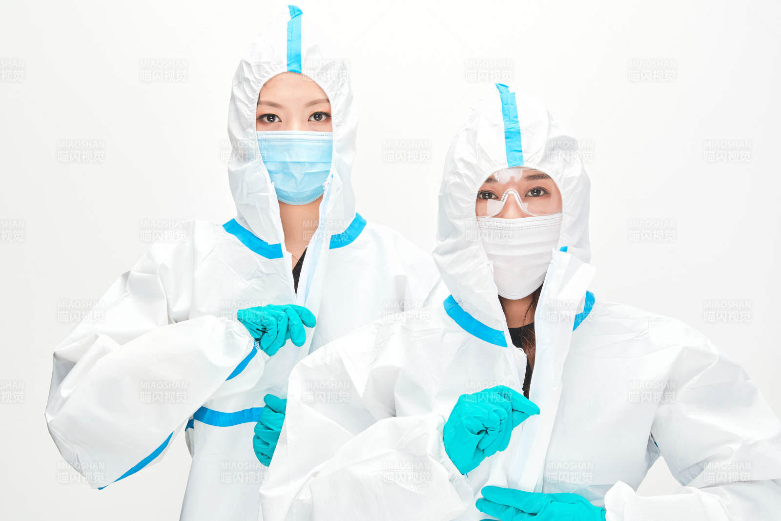 穿白色防護(hù)服佩戴護(hù)目鏡口罩的防疫人員