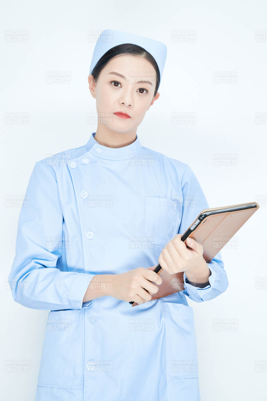 身穿護士服手拿醫用iPad的年輕護士