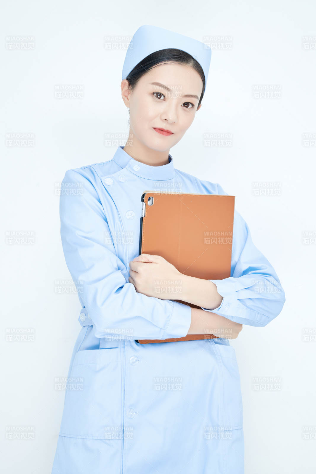 身穿護士服手拿醫用iPad的年輕護士