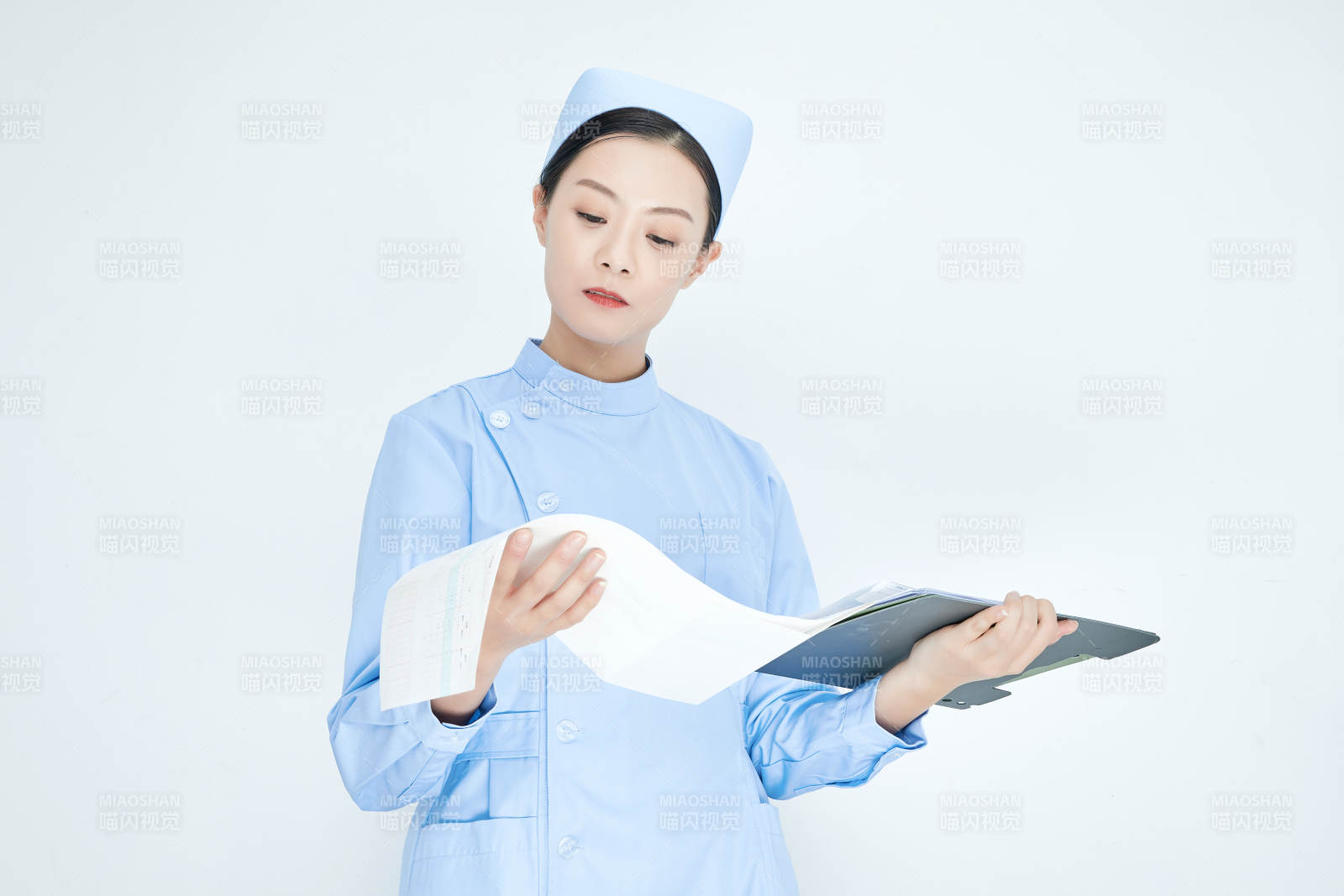 白背景里穿藍色護士服手持病歷夾的美女護士