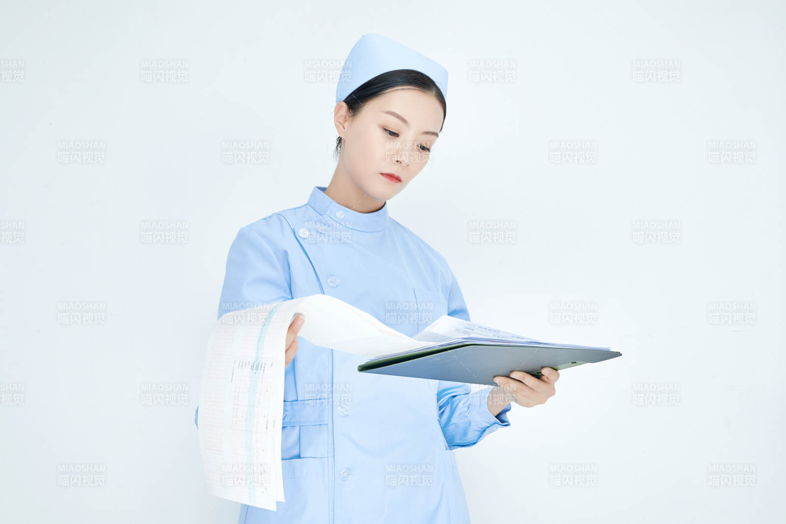 白背景里穿藍色護士服手持病歷夾的美女護士