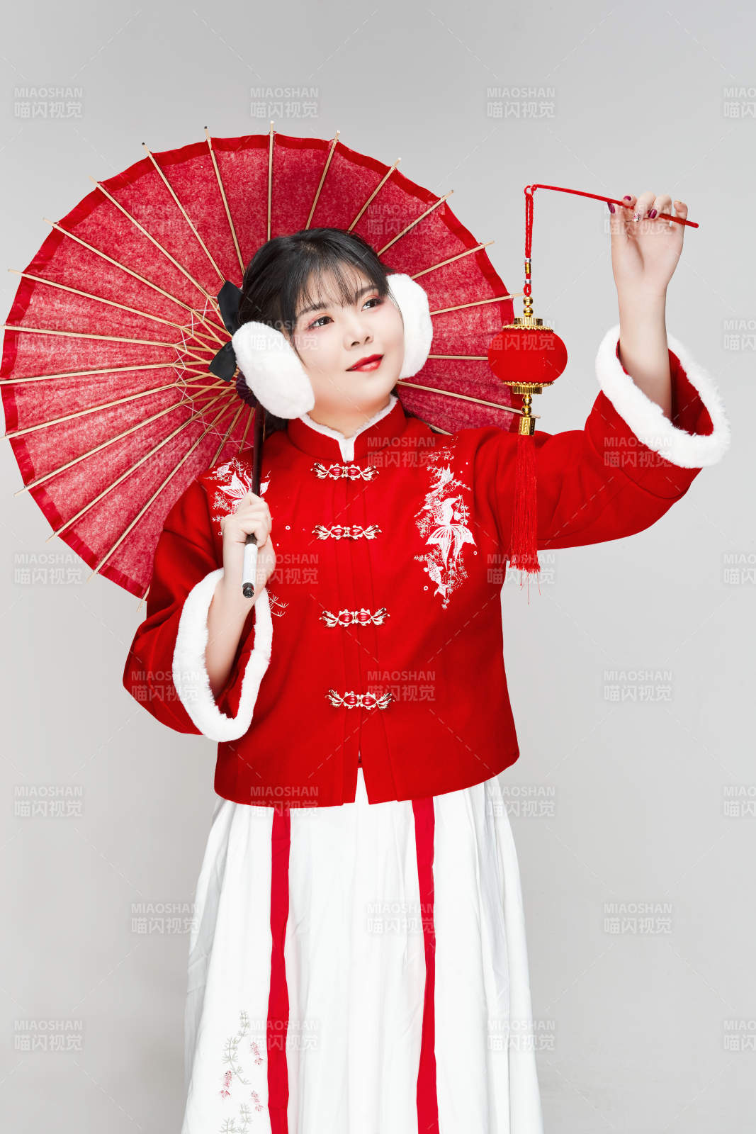 手打油紙傘手提紅燈籠身穿喜慶漢服的可愛少女