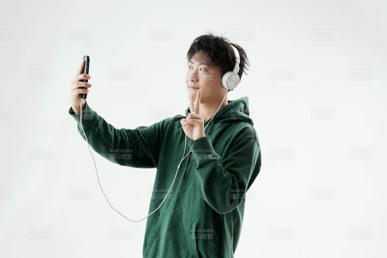 沉浸在網絡戀愛世界的青年男子