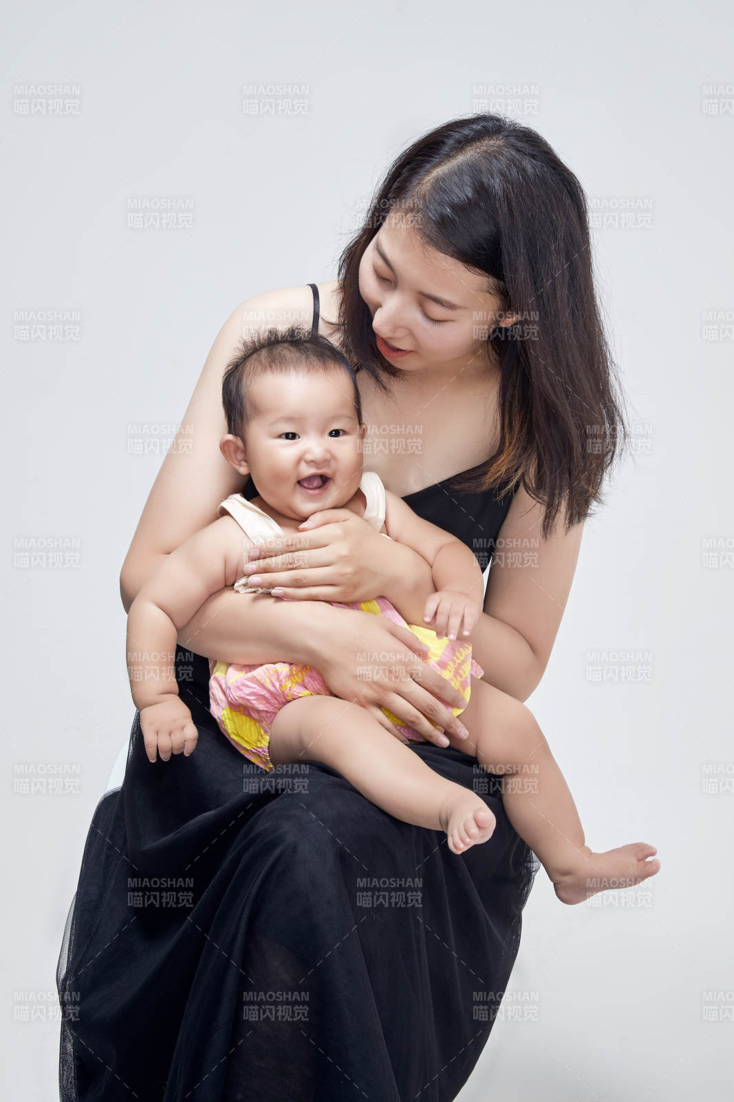 妈妈陪伴宝宝快乐的玩耍