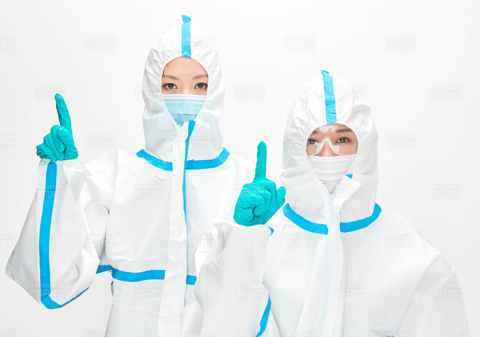 穿白色防護(hù)服佩戴護(hù)目鏡口罩的防疫人員