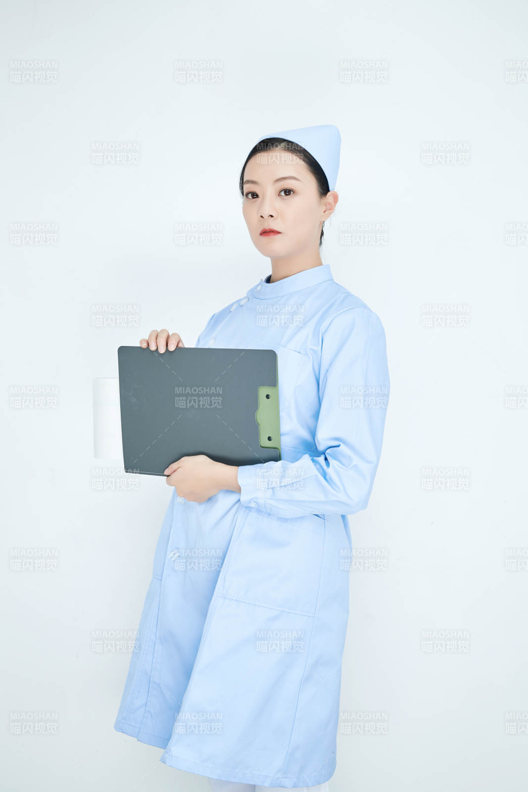 白背景里穿藍色護士服手持病歷夾的美女護士