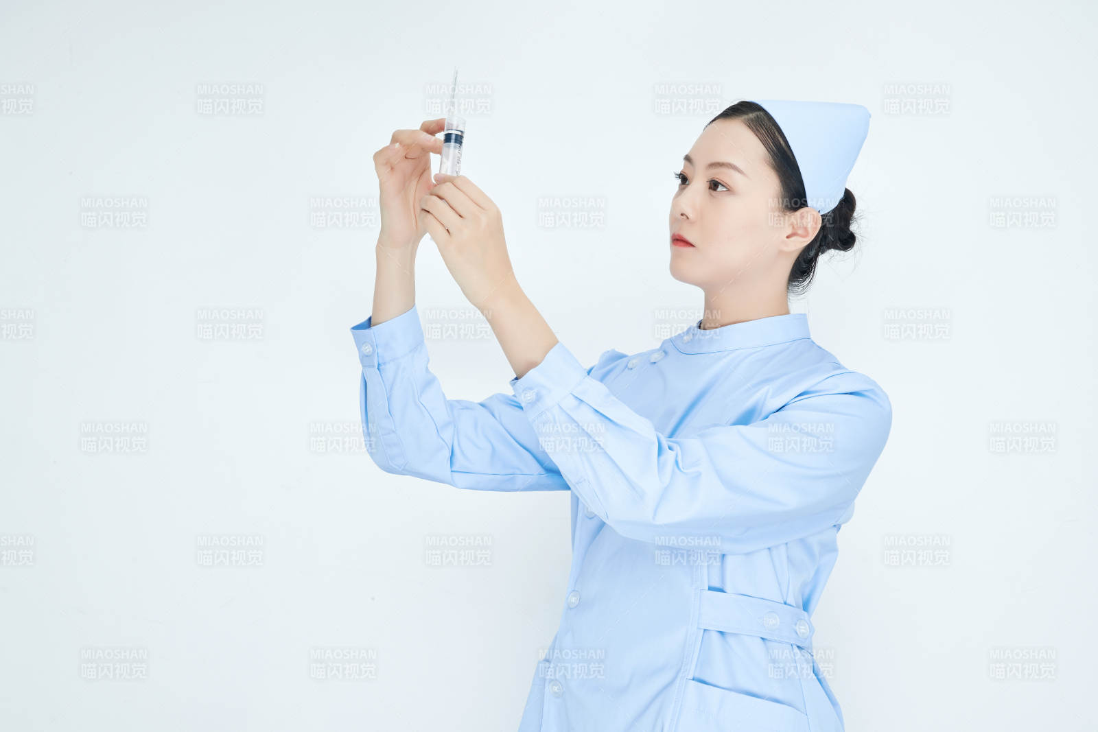 穿護士服戴口罩手執針筒的年輕女護士