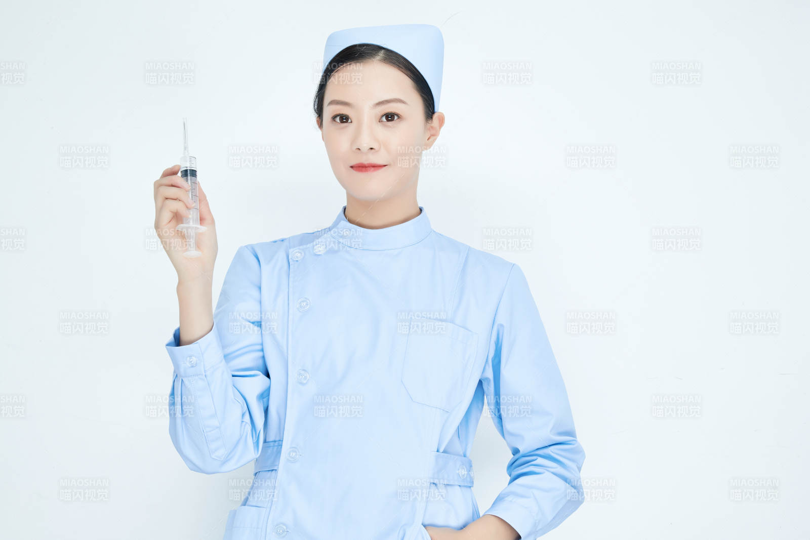 穿護士服戴口罩手執針筒的年輕女護士