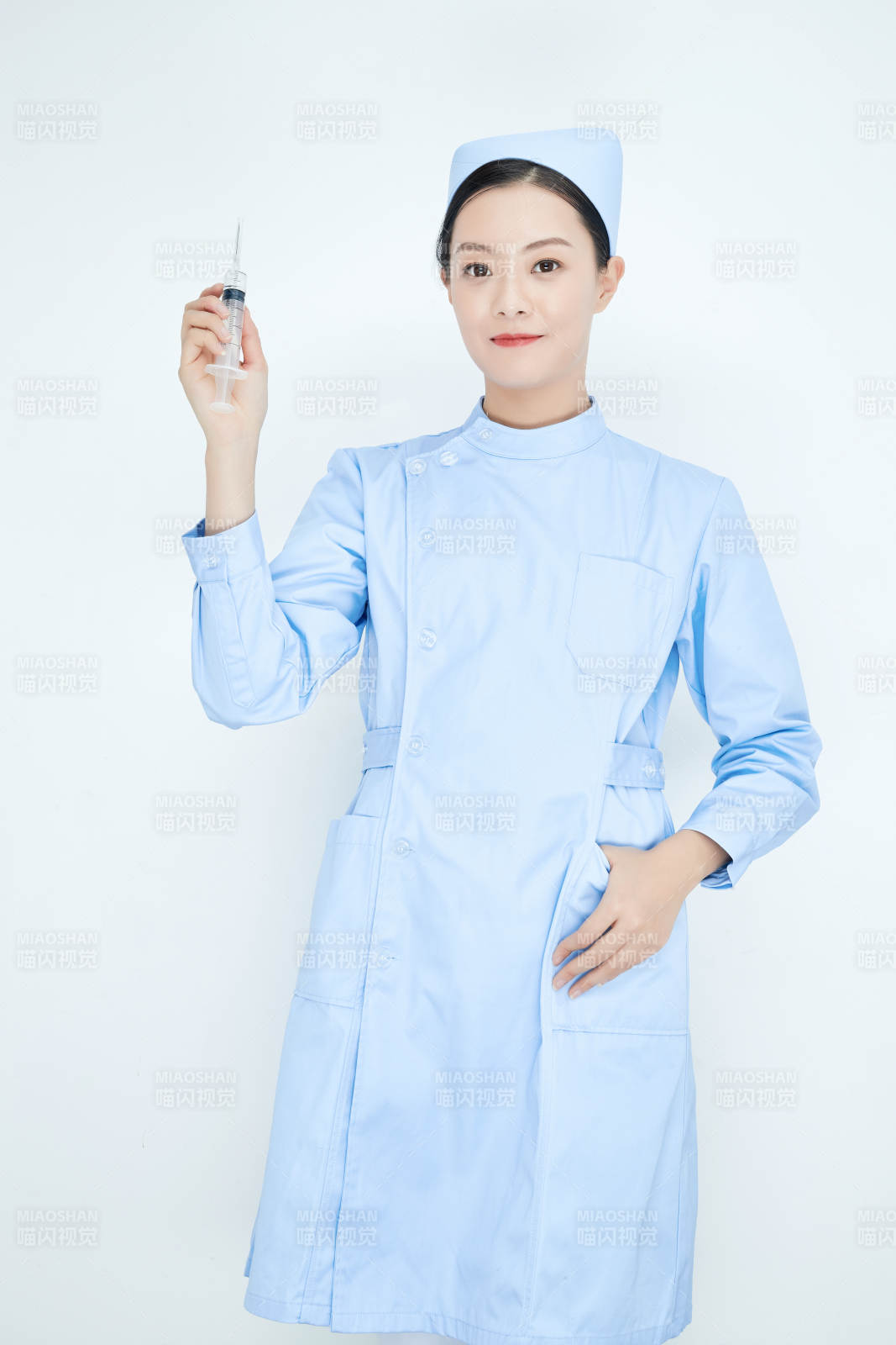 穿護士服戴口罩手執針筒的年輕女護士