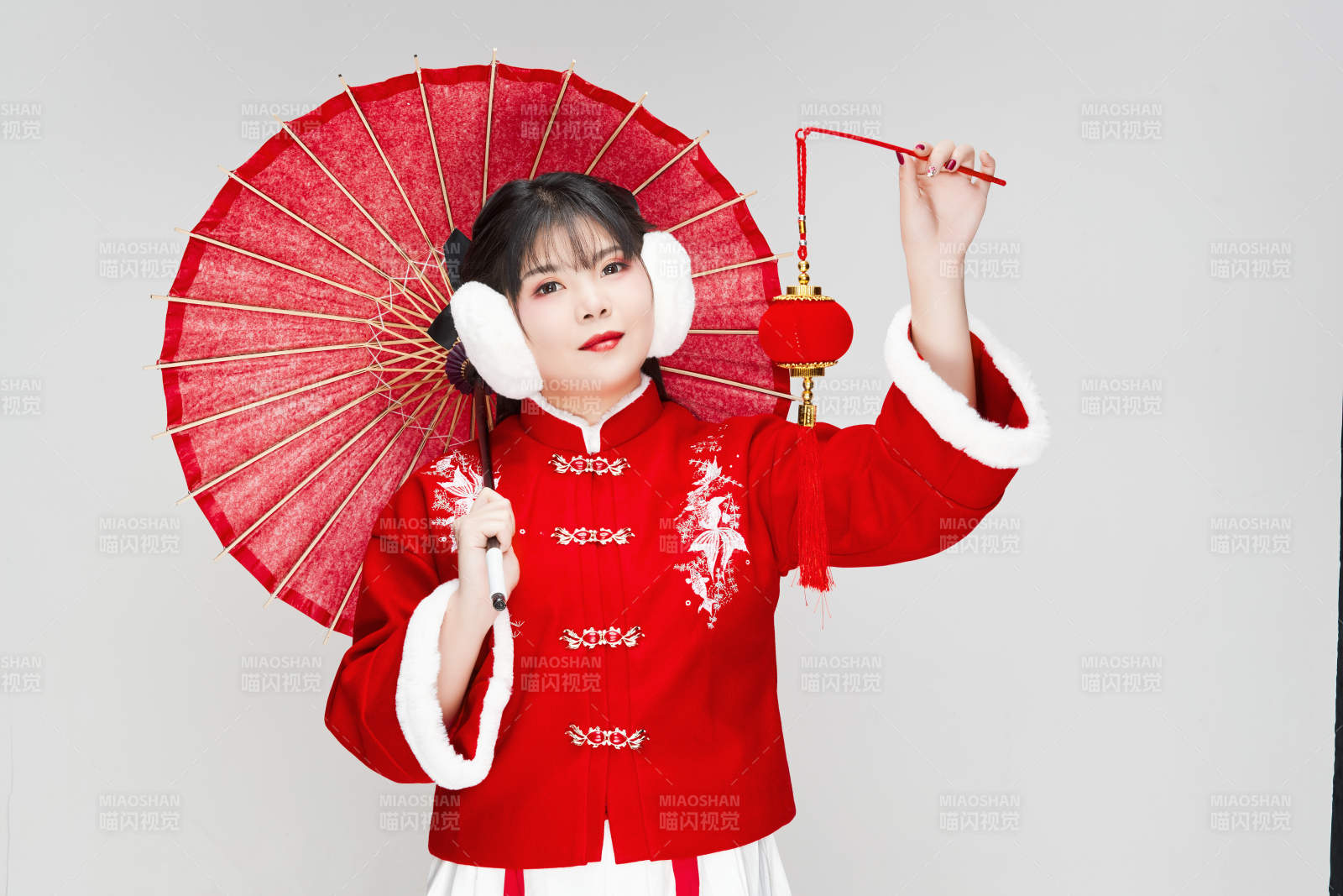 手打油紙傘手提紅燈籠身穿喜慶漢服的可愛少女