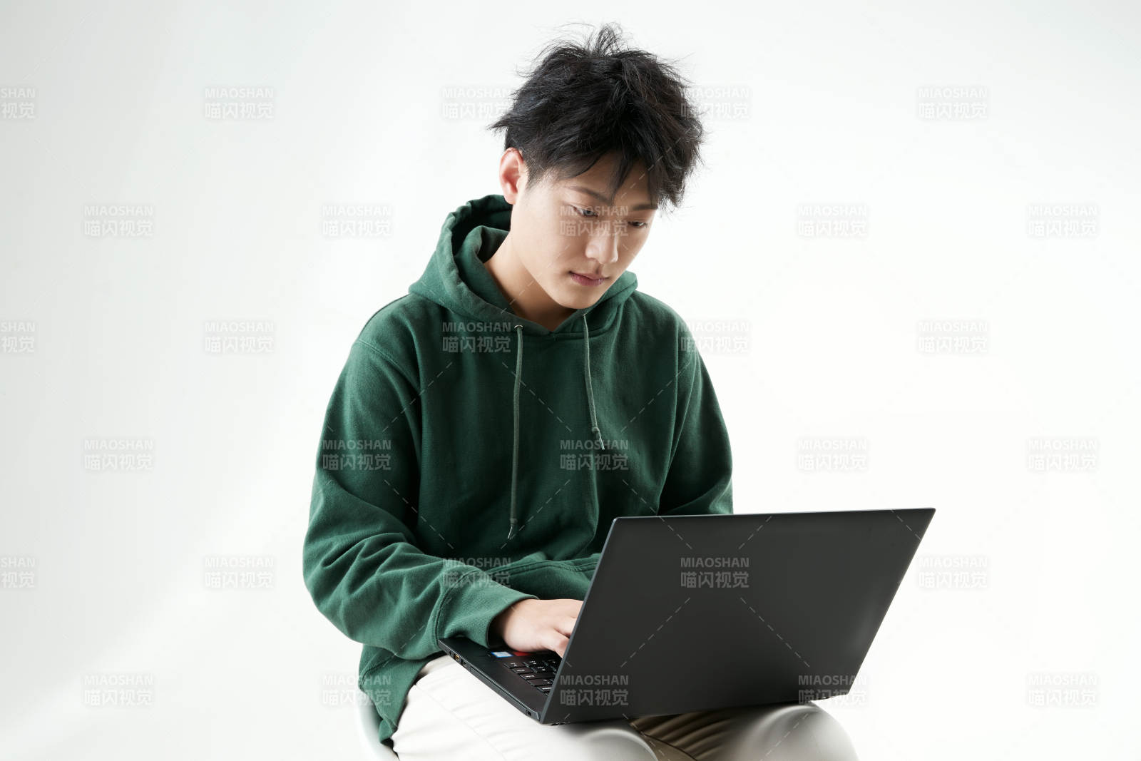 沉浸在網絡戀愛世界的青年男子