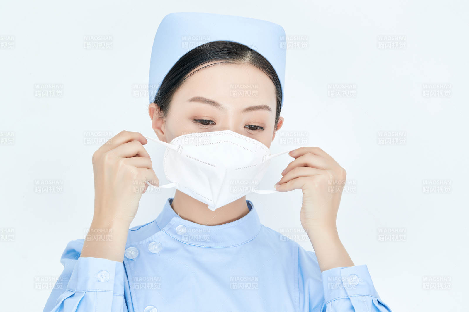 女性醫護人員展示規范的口罩正確佩戴方式