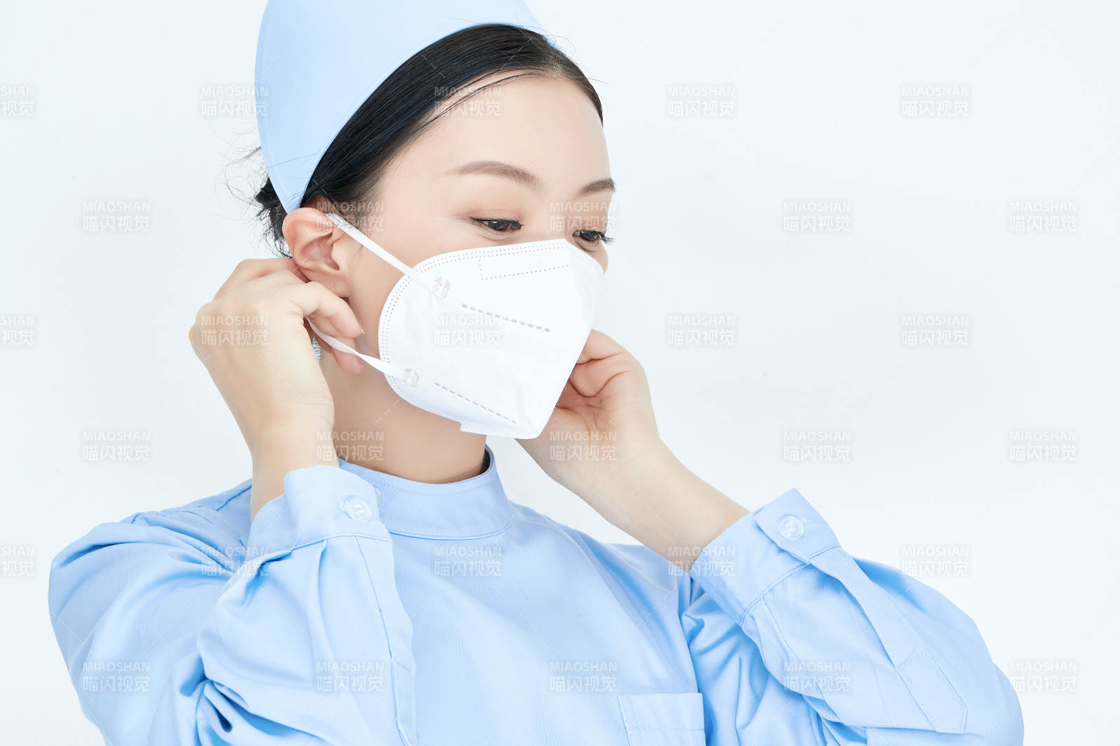 女性醫護人員展示規范的口罩正確佩戴方式