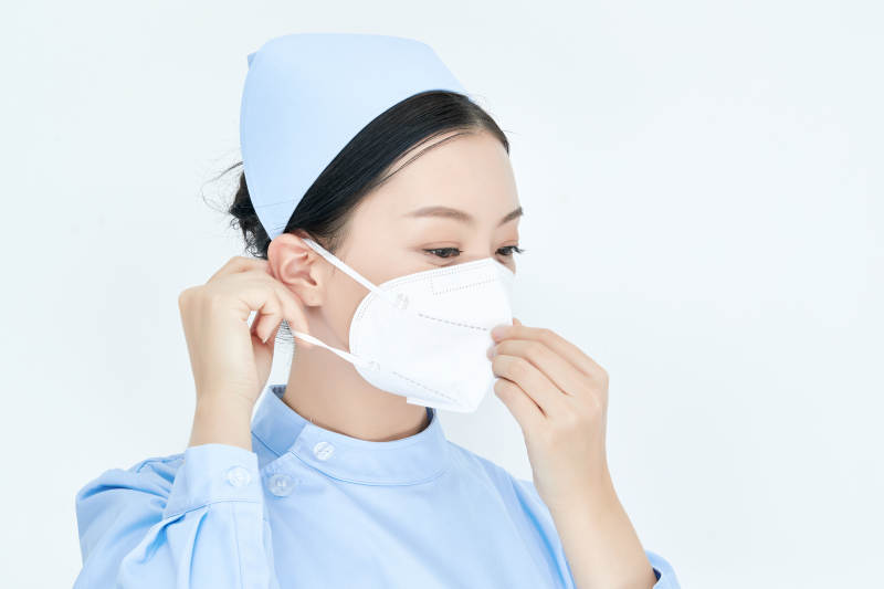 女性医护人员展示规范的口罩正确佩戴方式