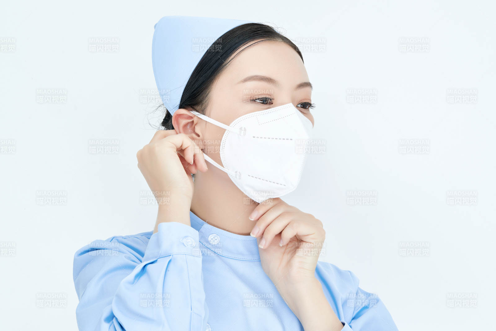 女性医护人员展示规范的口罩正确佩戴方式