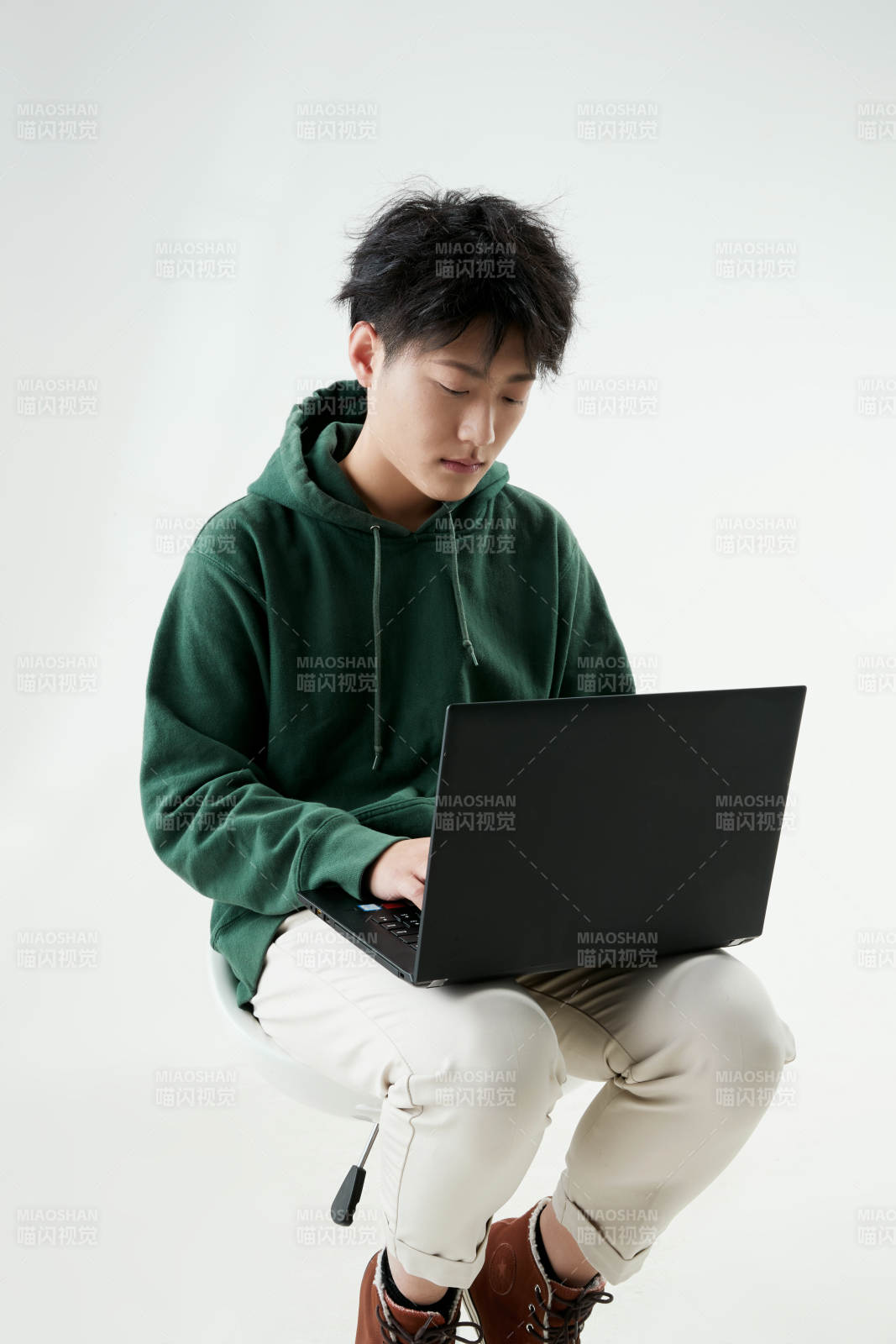 沉浸在網(wǎng)絡(luò)戀愛世界的青年男子