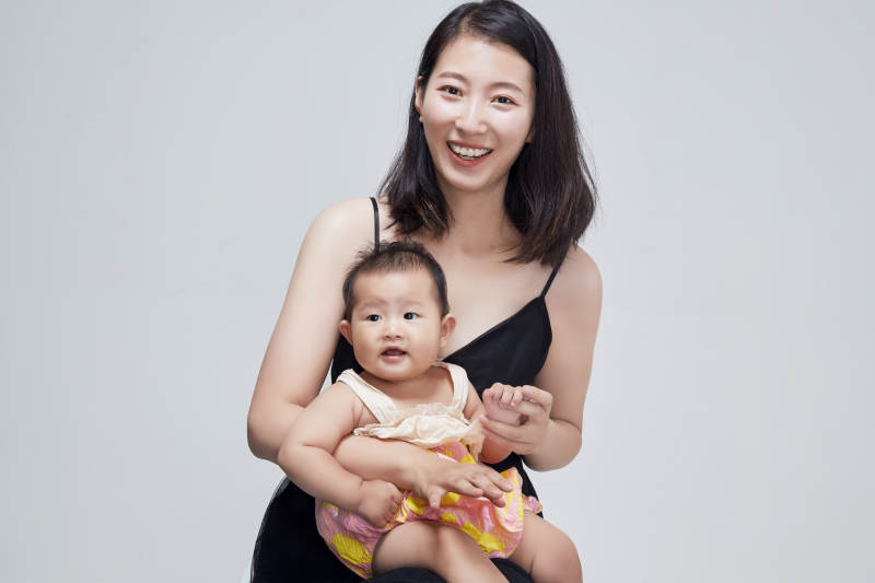 妈妈陪伴宝宝快乐的玩耍