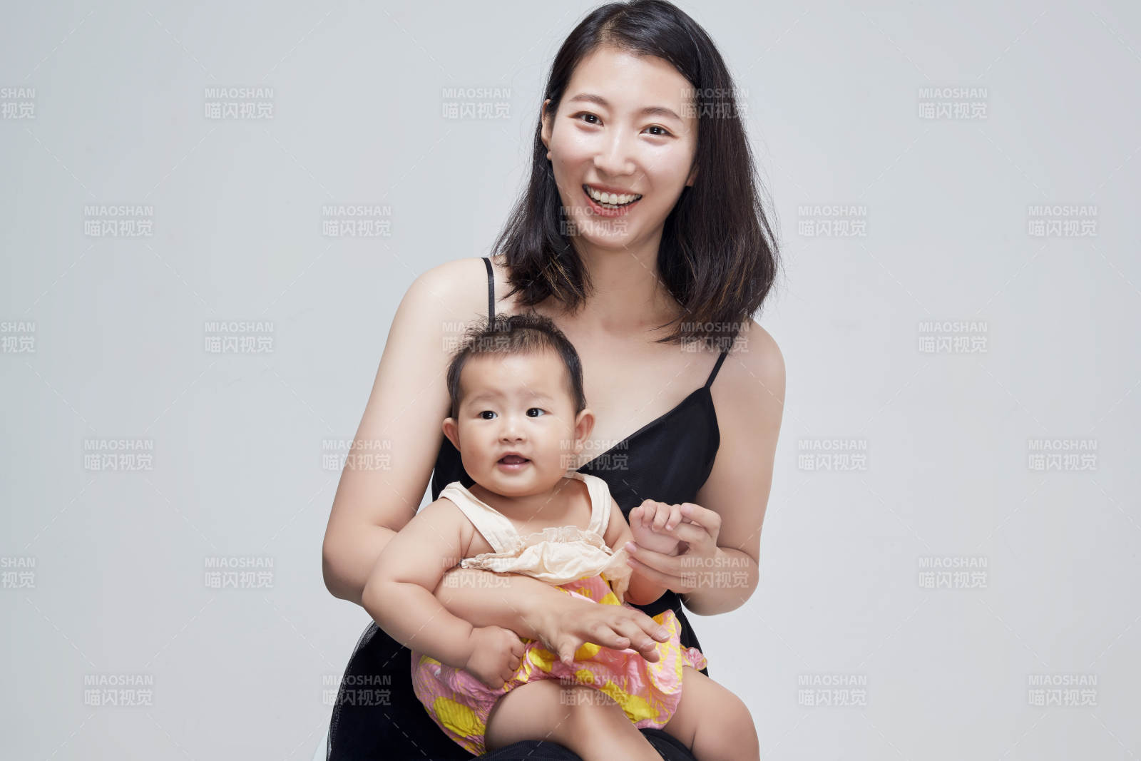 妈妈陪伴宝宝快乐的玩耍