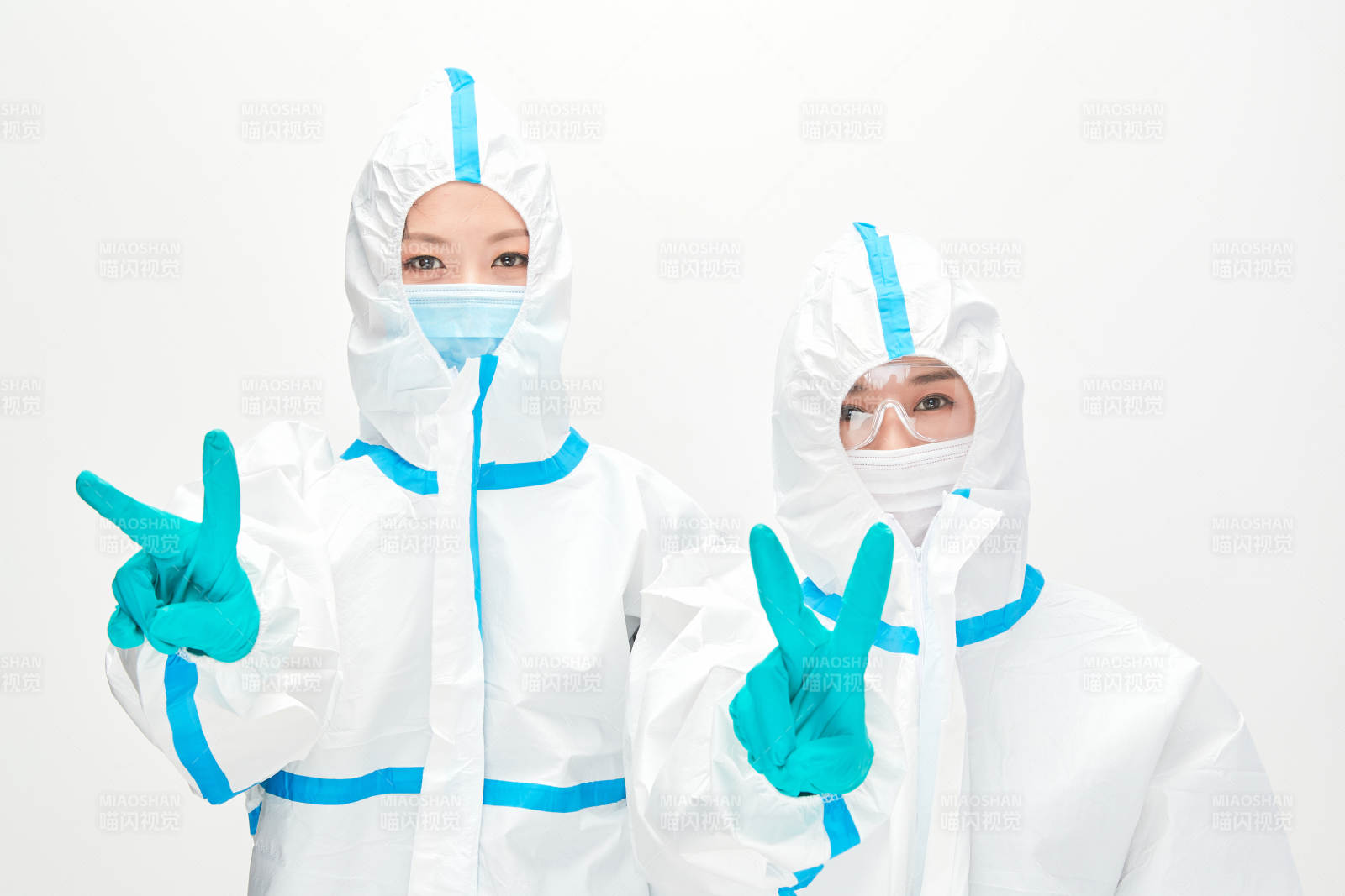 穿白色防護服佩戴護目鏡口罩的防疫人員