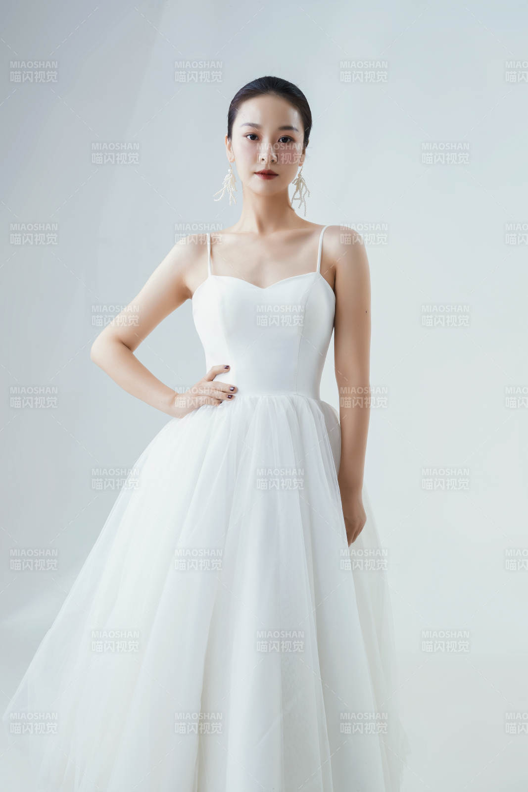 棚拍白色背景下的潔白婚紗新娘美妝