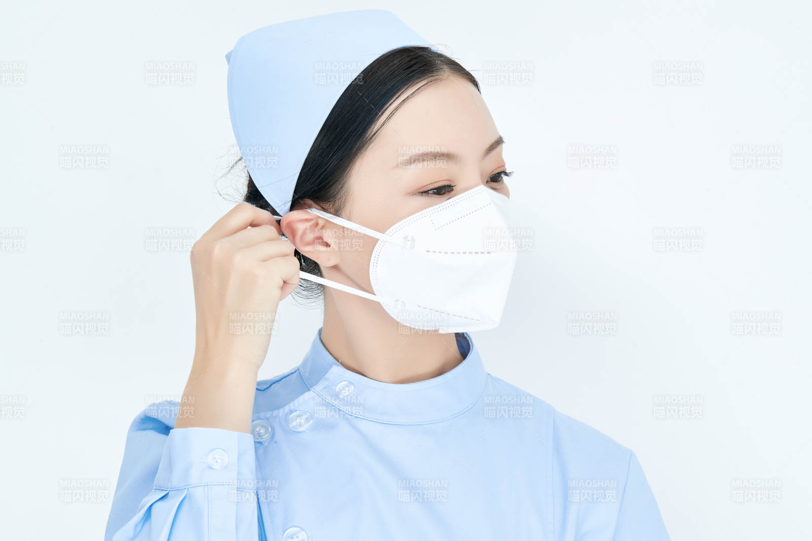 女性醫護人員展示規范的口罩正確佩戴方式