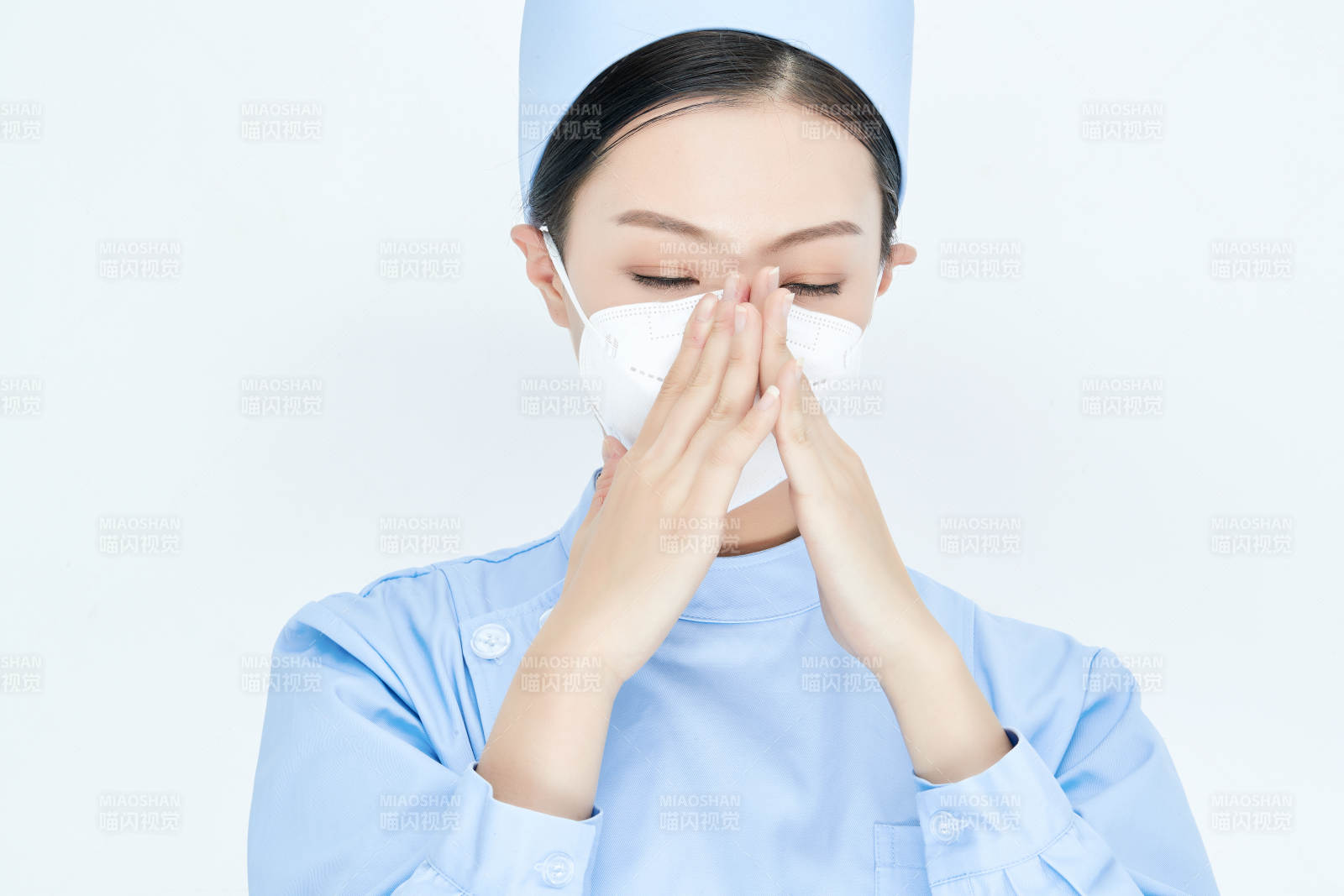 女性醫護人員展示規范的口罩正確佩戴方式