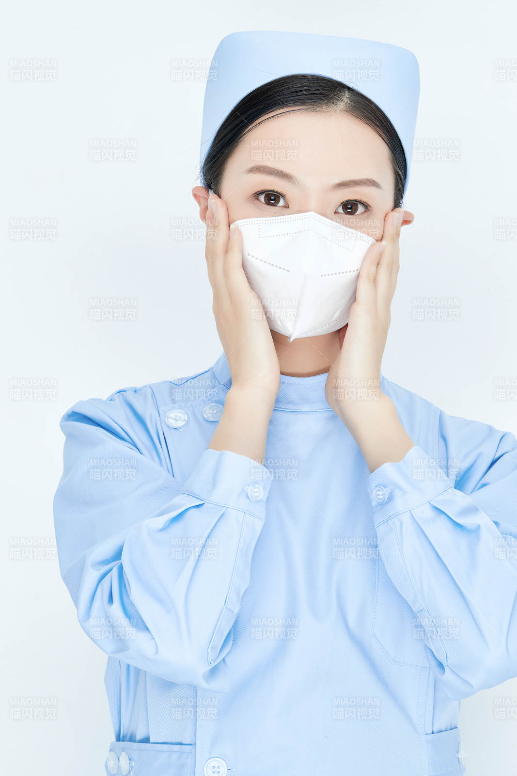 女性醫護人員展示規范的口罩正確佩戴方式