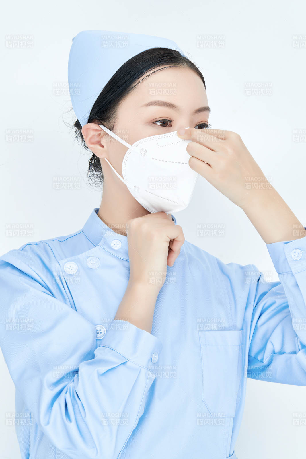 女性醫護人員展示規范的口罩正確佩戴方式