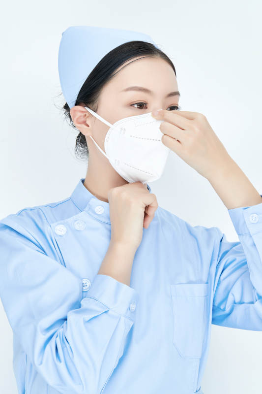 女性医护人员展示规范的口罩正确佩戴方式