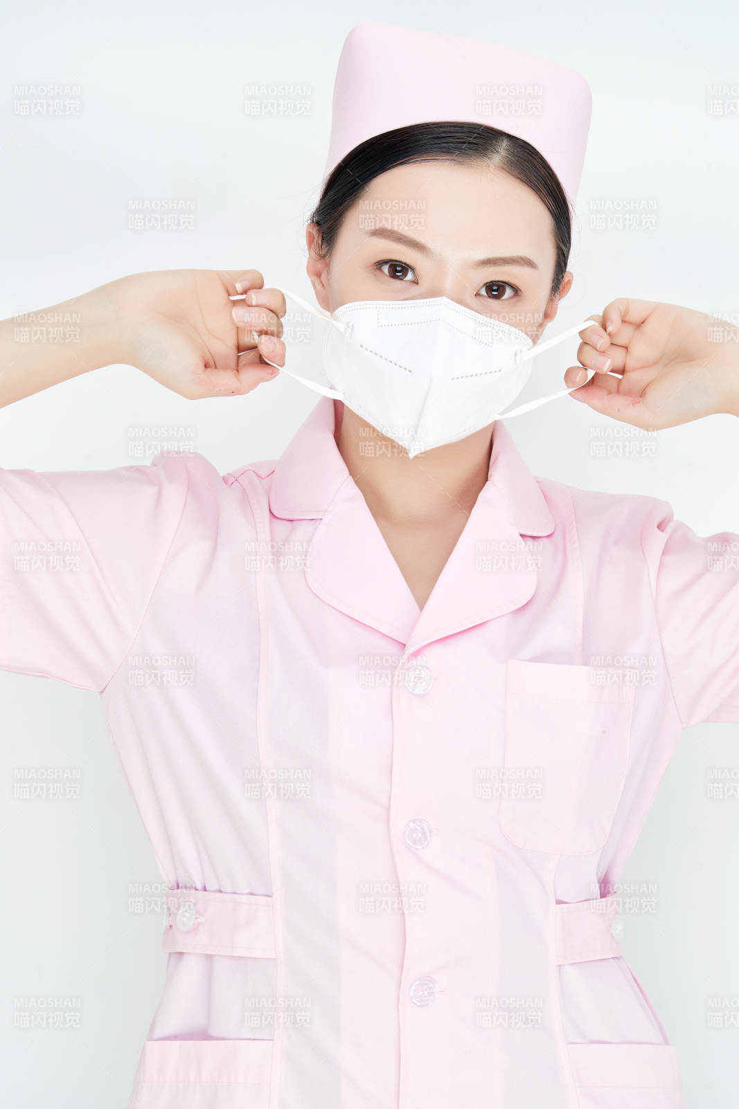 女性醫護人員展示規范的口罩正確佩戴方式