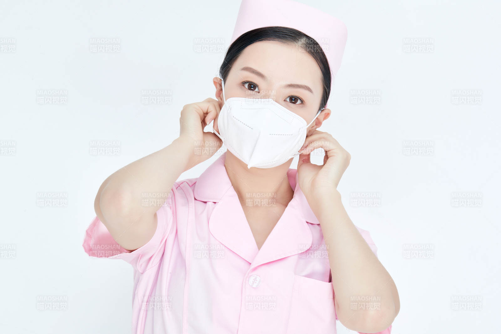 女性醫護人員展示規范的口罩正確佩戴方式