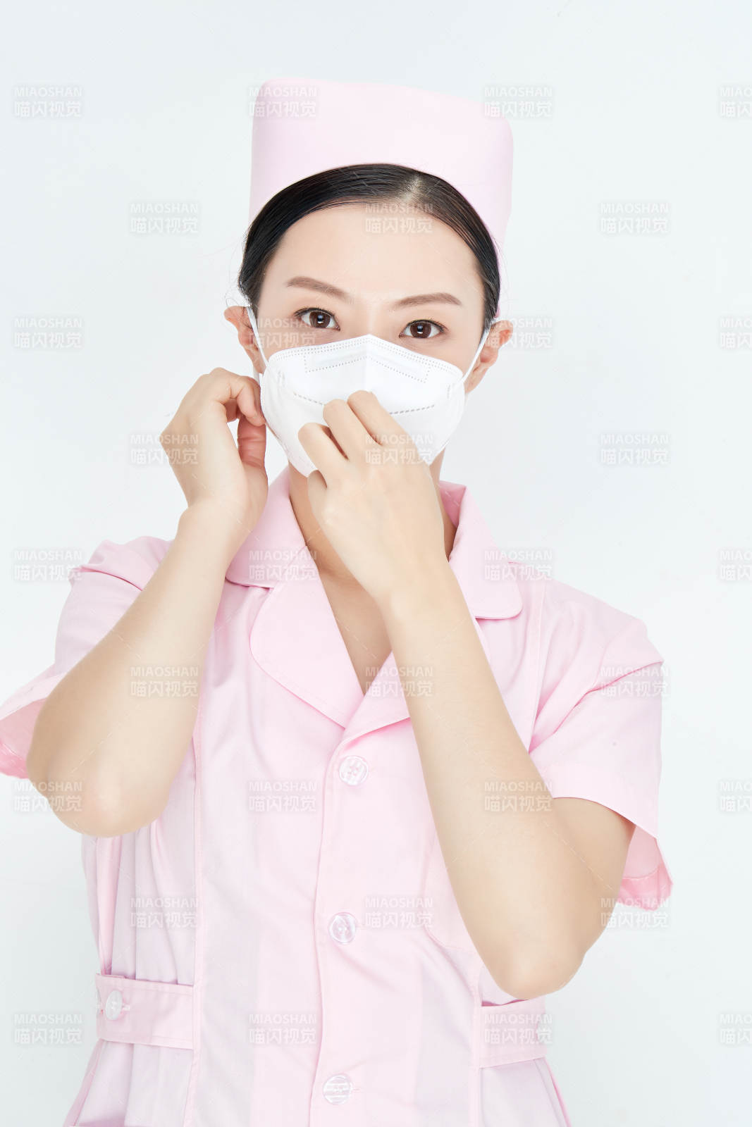 女性醫(yī)護(hù)人員展示規(guī)范的口罩正確佩戴方式