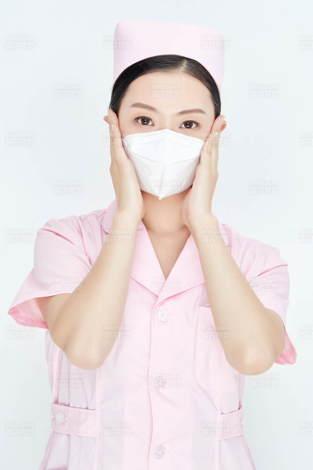 女性醫護人員展示規范的口罩正確佩戴方式