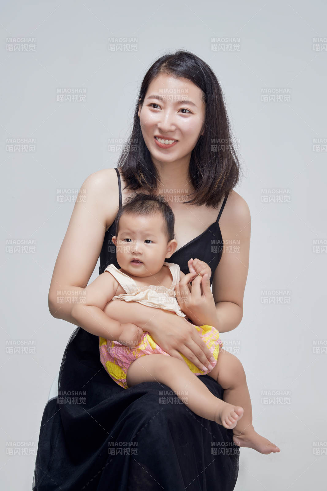 媽媽陪伴寶寶快樂的玩耍