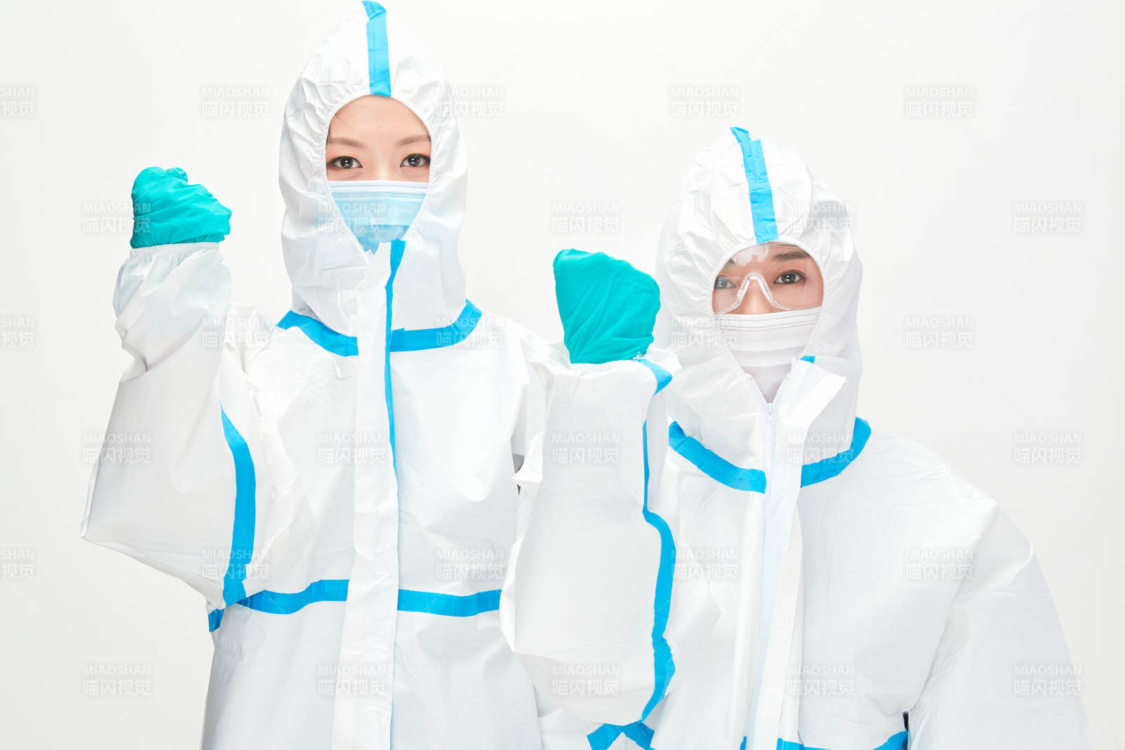 穿白色防護服佩戴護目鏡口罩的防疫人員