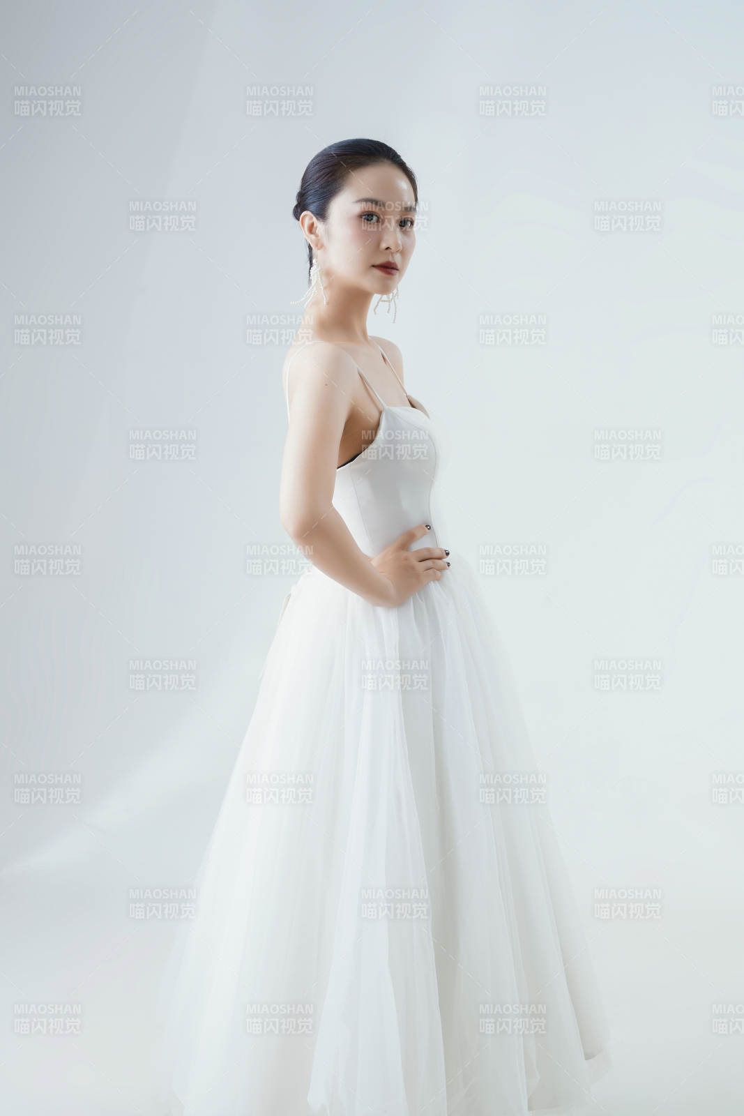 棚拍白色背景下的潔白婚紗新娘美妝