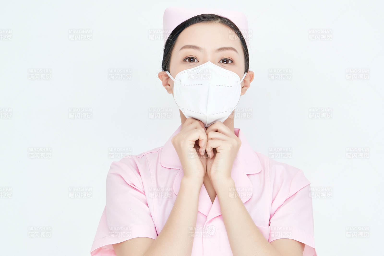 女性醫護人員展示規范的口罩正確佩戴方式