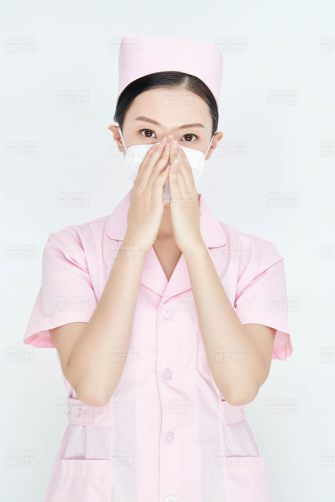 女性醫(yī)護人員展示規(guī)范的口罩正確佩戴方式