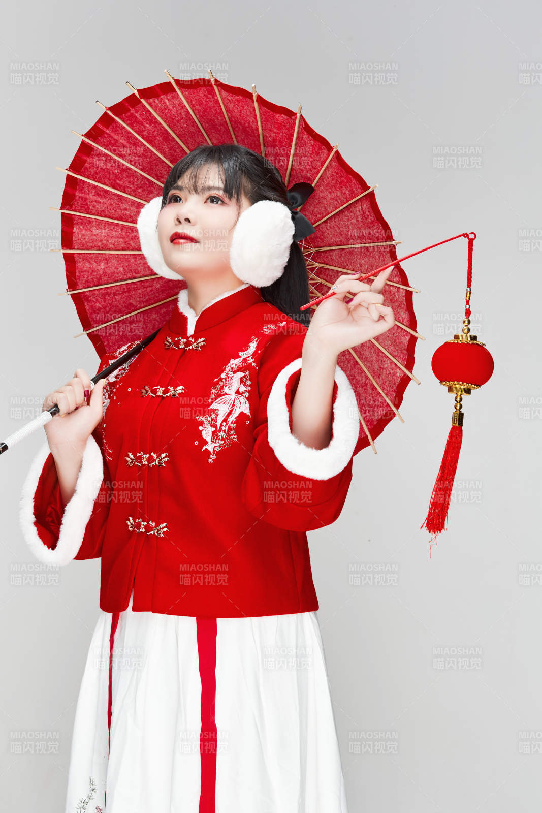手打油紙傘手提紅燈籠身穿喜慶漢服的可愛少女