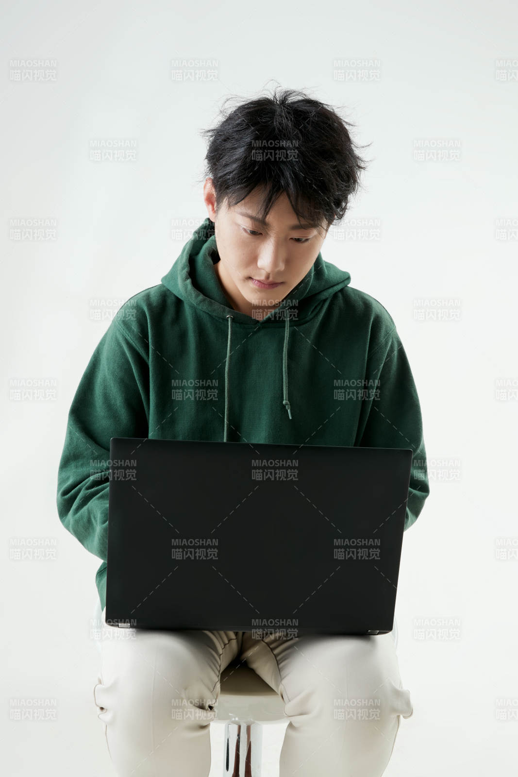 沉浸在網(wǎng)絡(luò)戀愛(ài)世界的青年男子