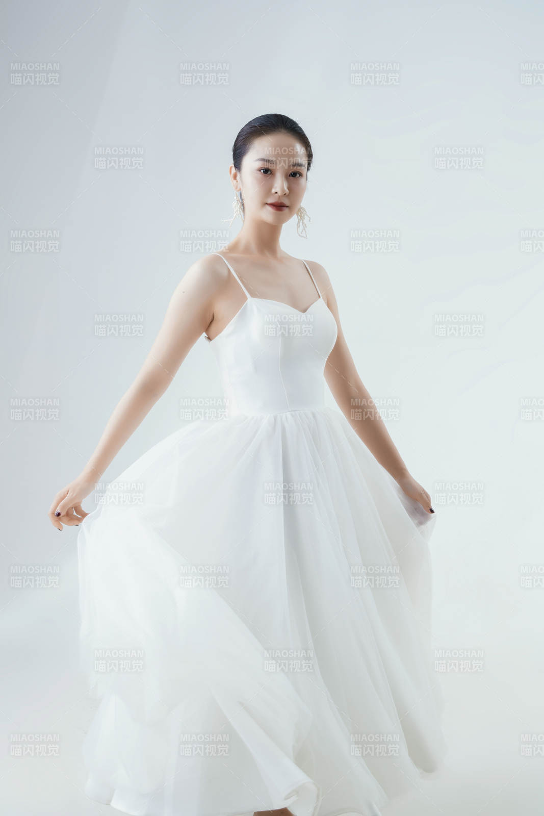 棚拍白色背景下的潔白婚紗新娘美妝