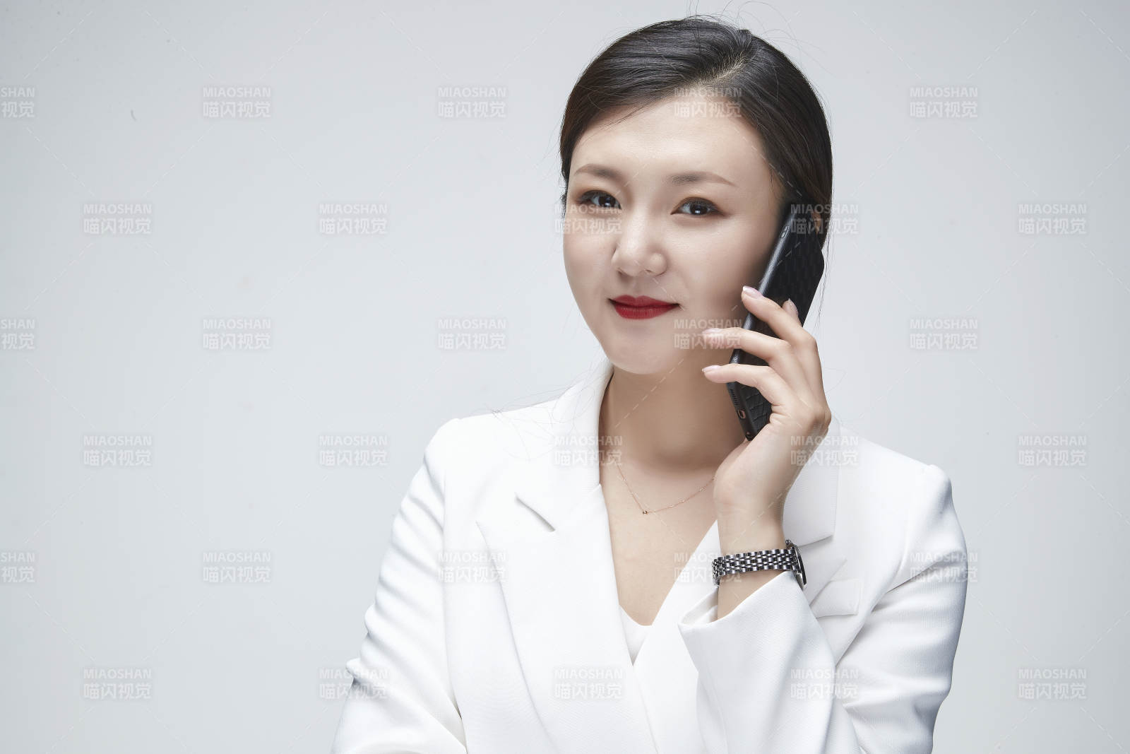 影棚拍攝白色背景亞洲年輕女性商務人像