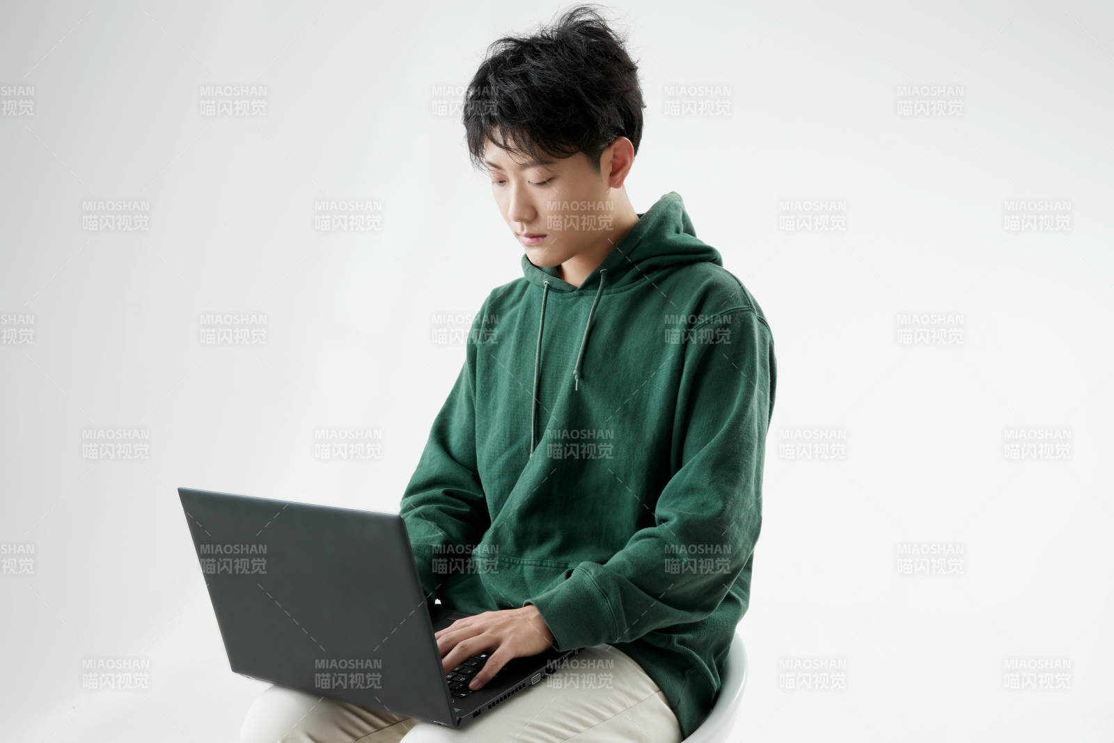 沉浸在網(wǎng)絡(luò)戀愛世界的青年男子